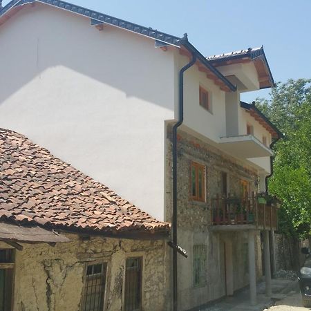 Tropoje 阿斯特宾馆酒店 外观 照片