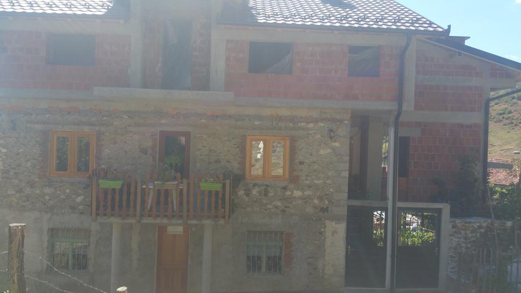 Tropoje 阿斯特宾馆酒店 外观 照片